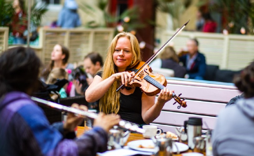 Fiddle player at Green Park Brasserie